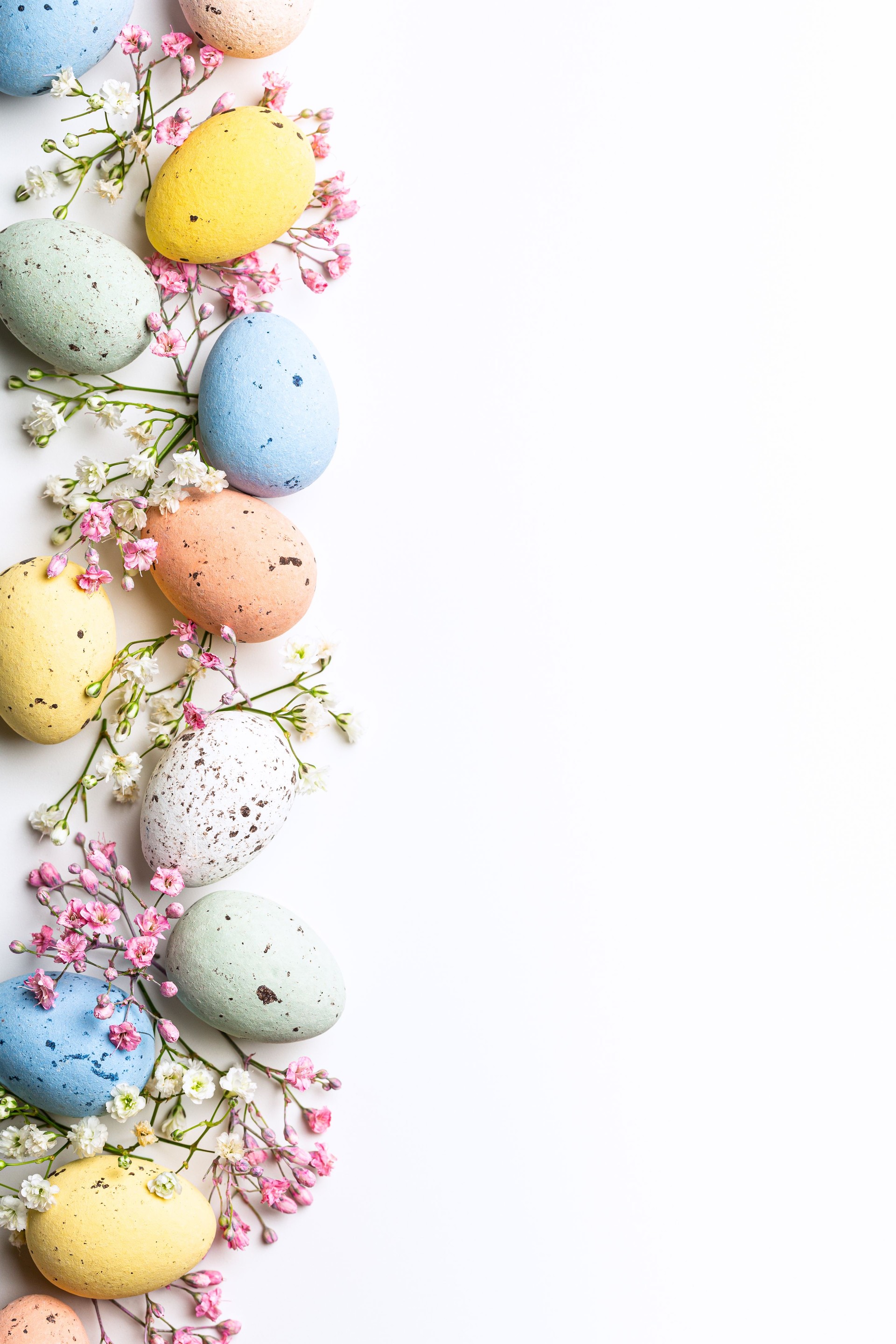Easter composition of Easter quail eggs and flowers